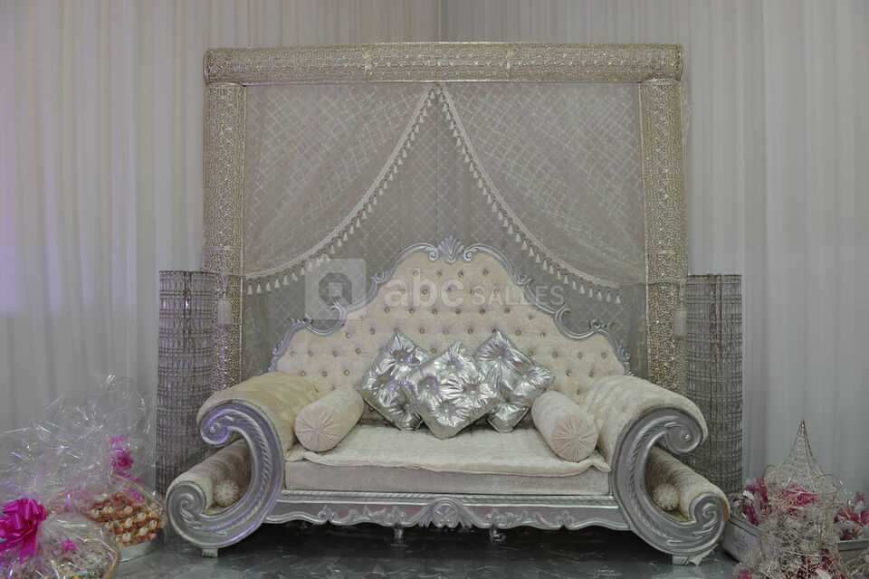 Au Palais de la Reine