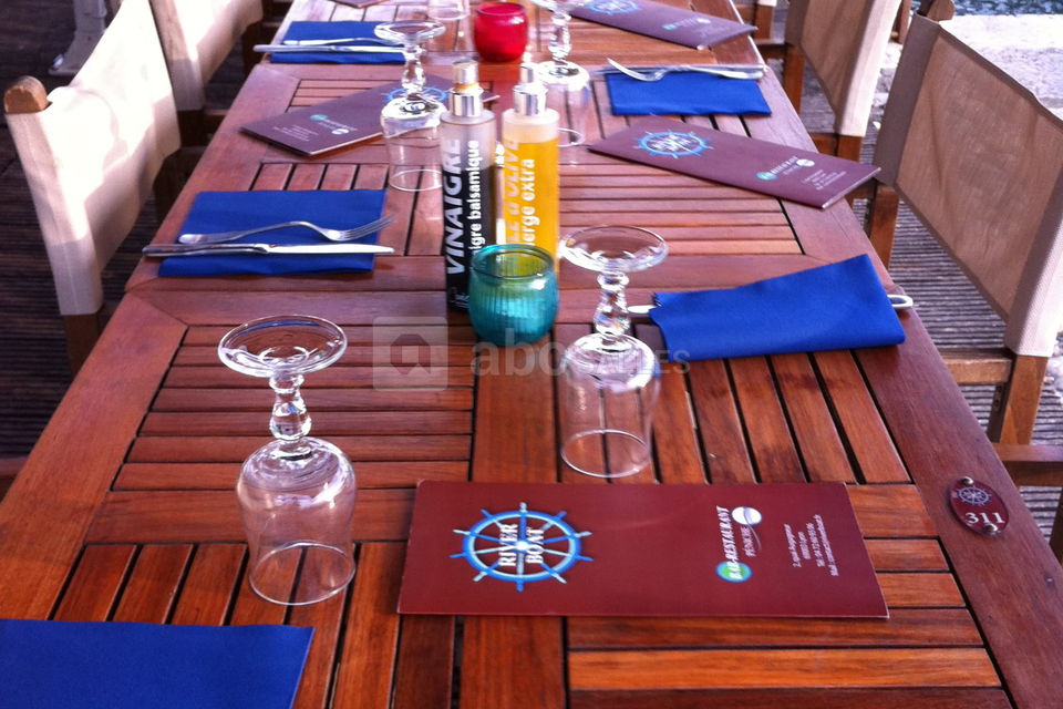 Une petite table au bord de l'eau