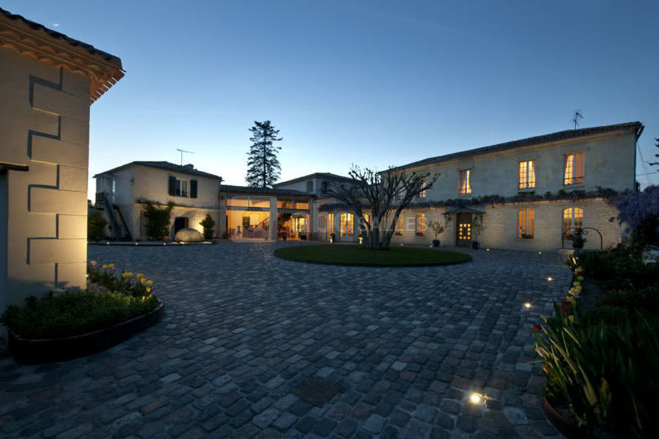 Domaine de larchey ***cour interieure