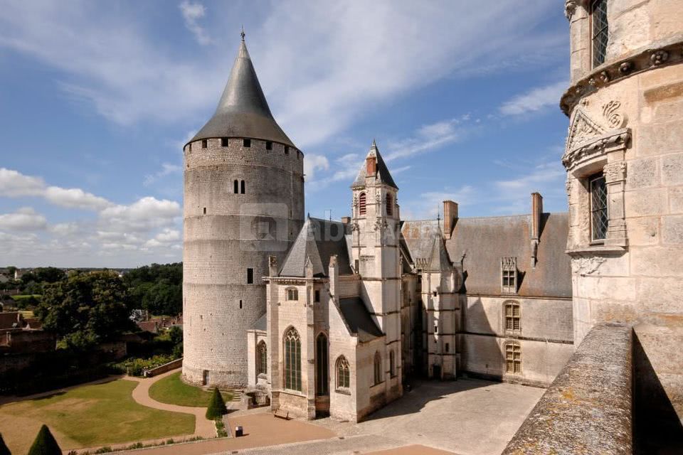 Vue sur donjon-ste-chapelle et jardin