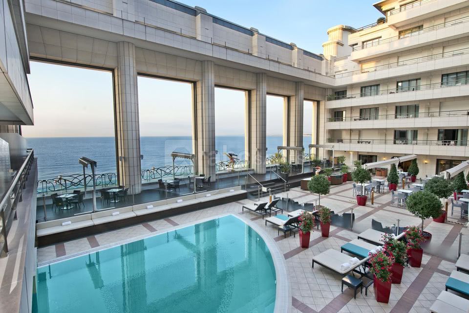 Terrasse vue mer et piscine extérieure
