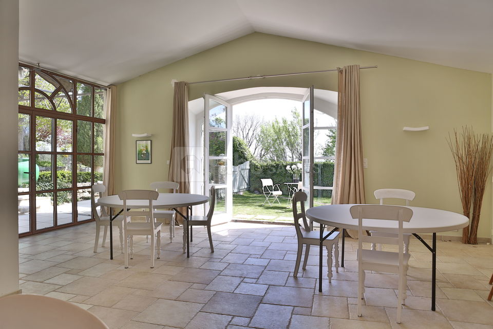 Salle de réception sur petit jardin