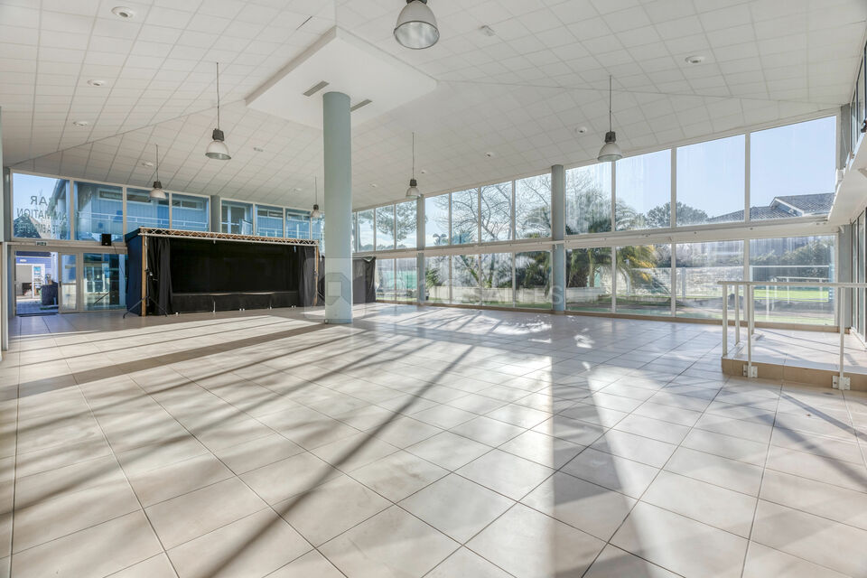 Salle vide location