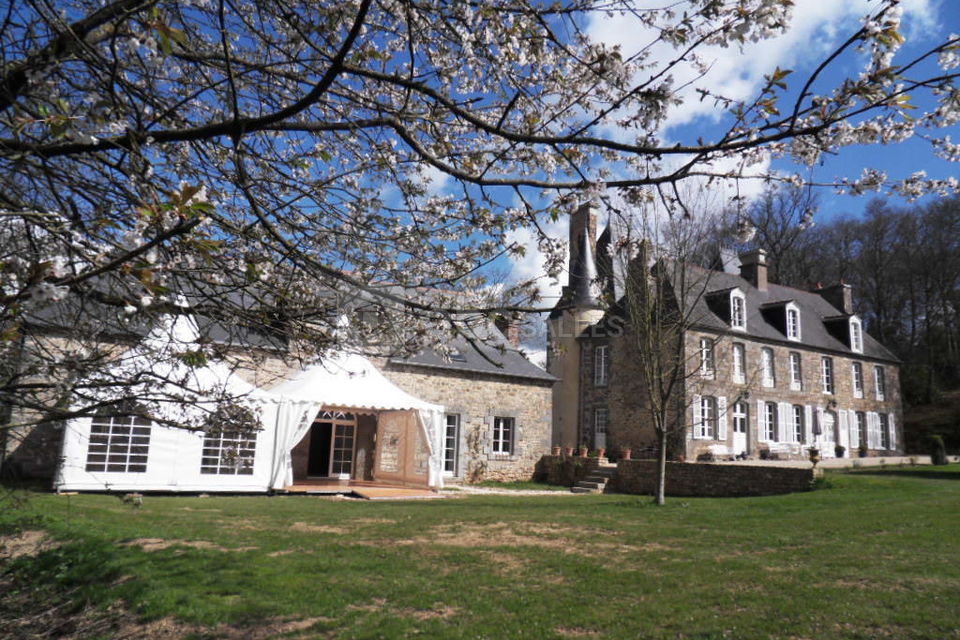 Salle aux roses et barnum