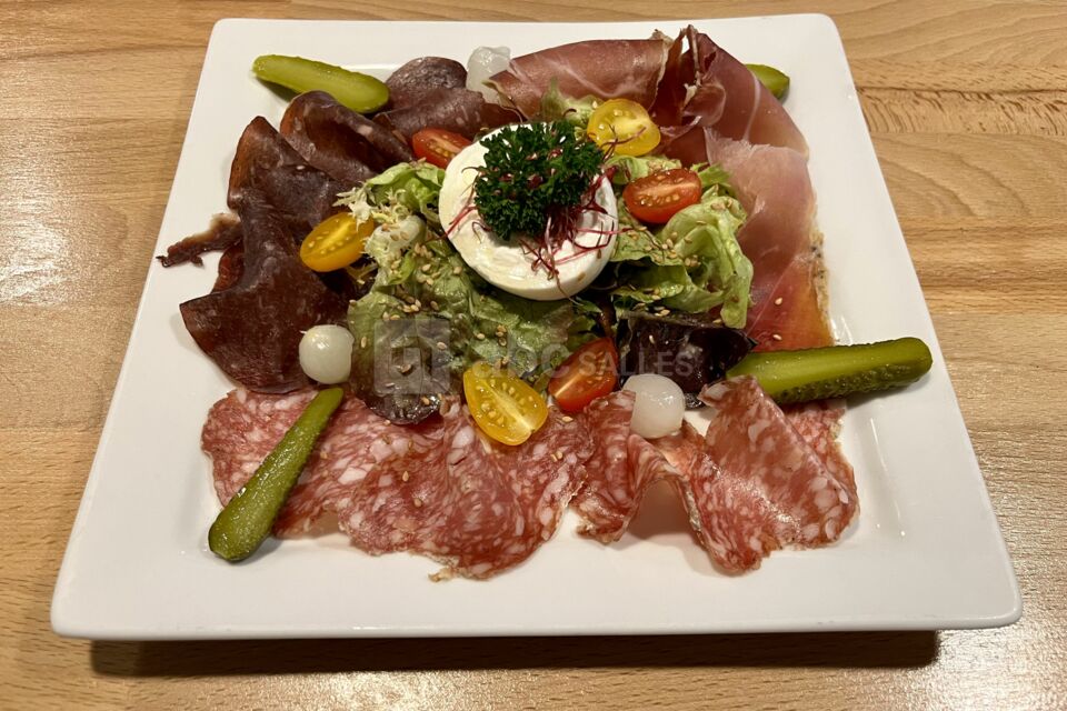 Burrata à l'Huile de Truffe, Charcuterie du Terroir