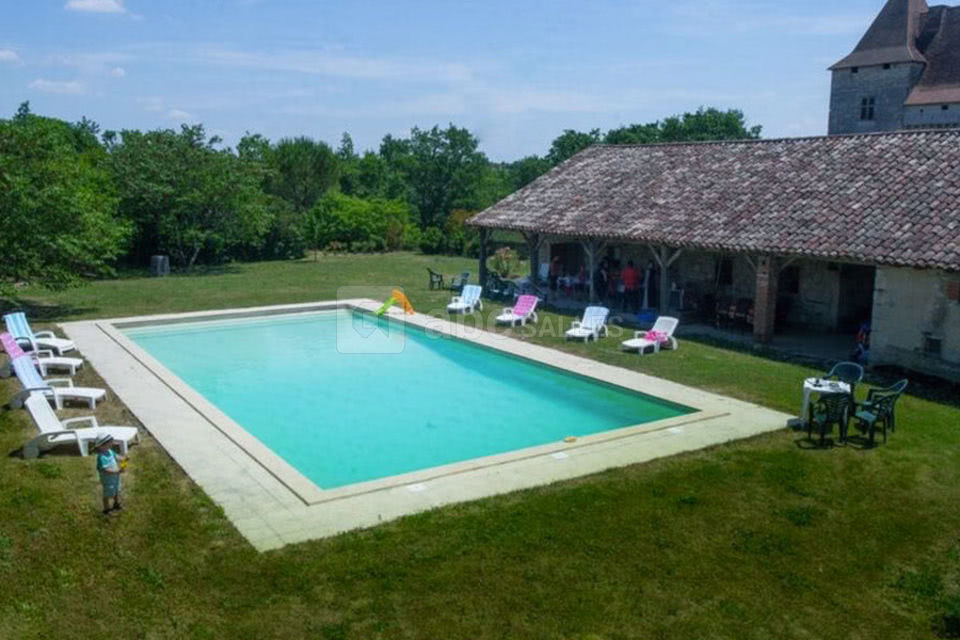 Vaste piscine au Château de Goudourville
