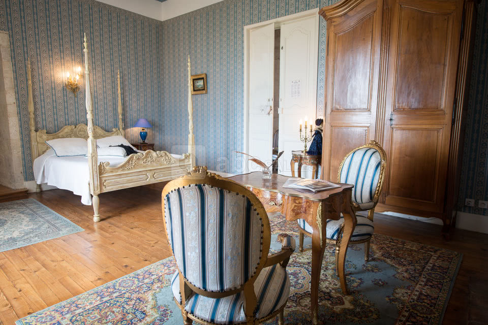 Une vaste chambre lumineuse Au Chateau de Goudourville