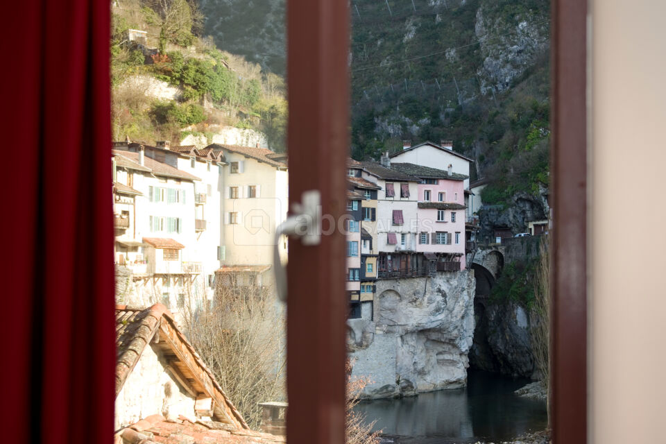 Vue sur les maisons supendues