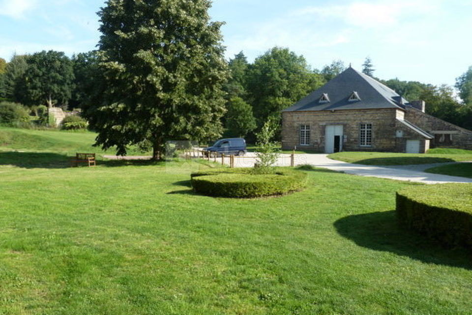 Vue générale de l'entrée principale de la salle