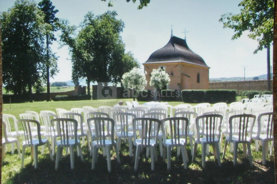 Devant la chapelle