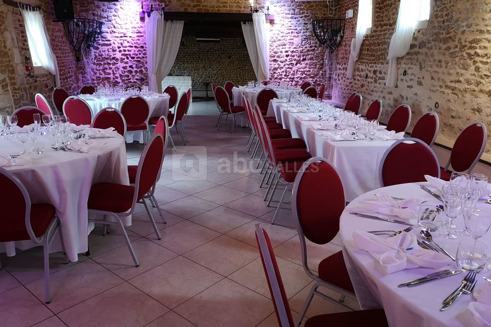Salle de restauration La Grange avec ses chaises banquets