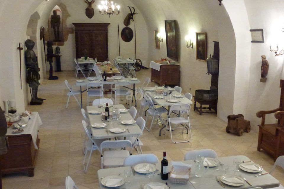 Le buffet a 13 euro par personne dans la salle des gardes du château