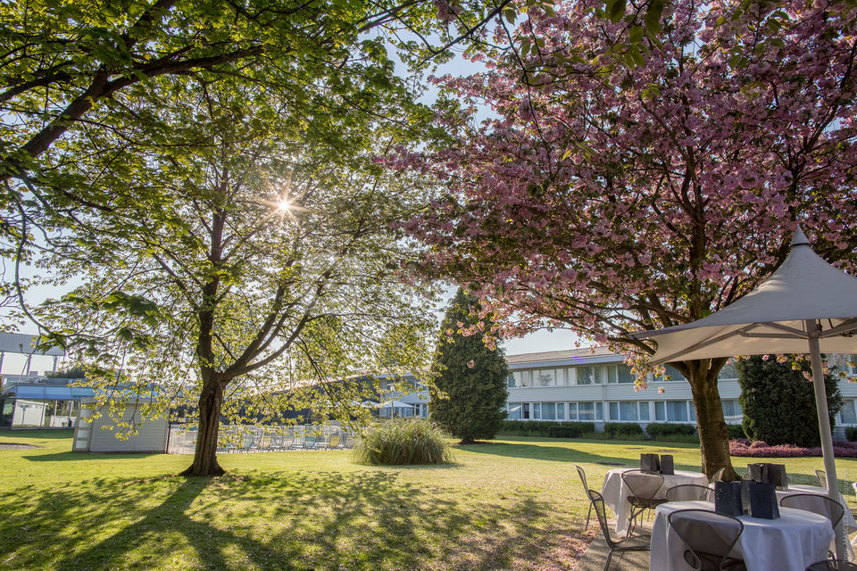 Le jardin de 2 hectares et notre piscine extérieure