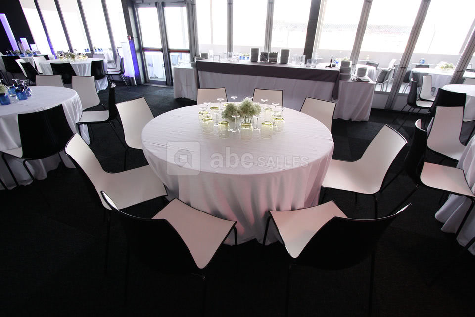 Dîner dans un loge au dessus des stands