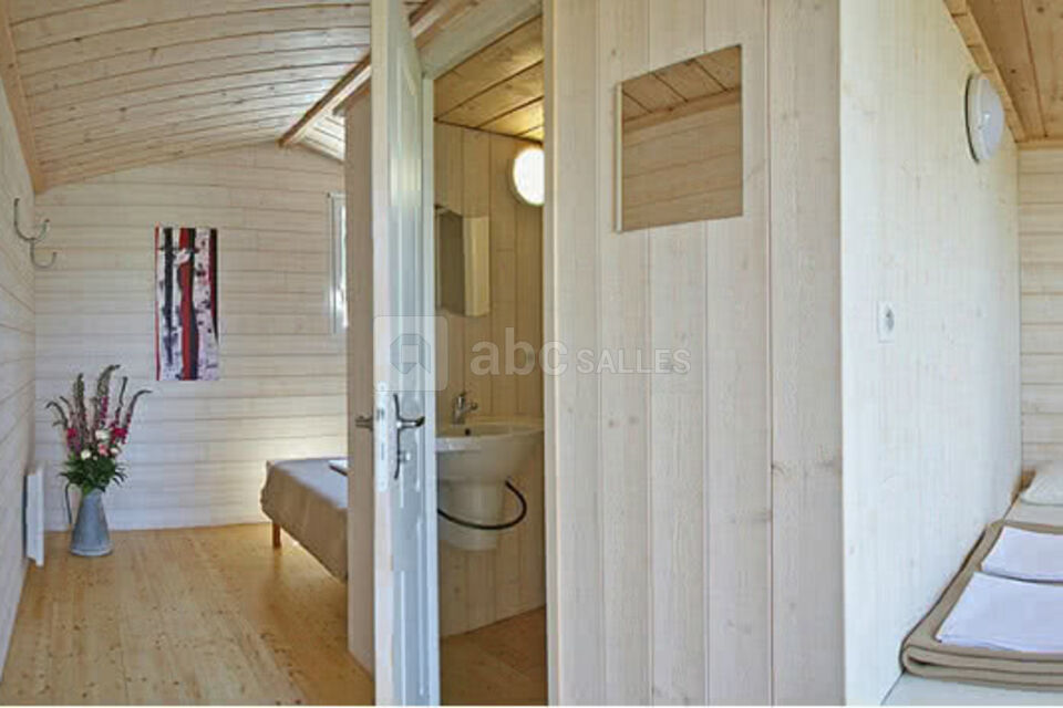 Interieur d un des 16 chalets