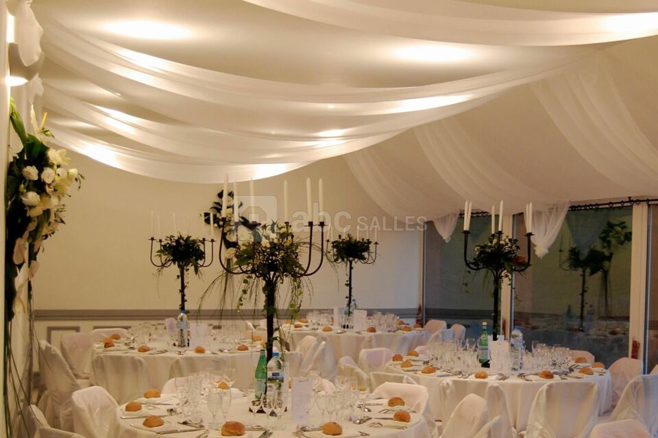 Avant de passer a table, la salle décorée