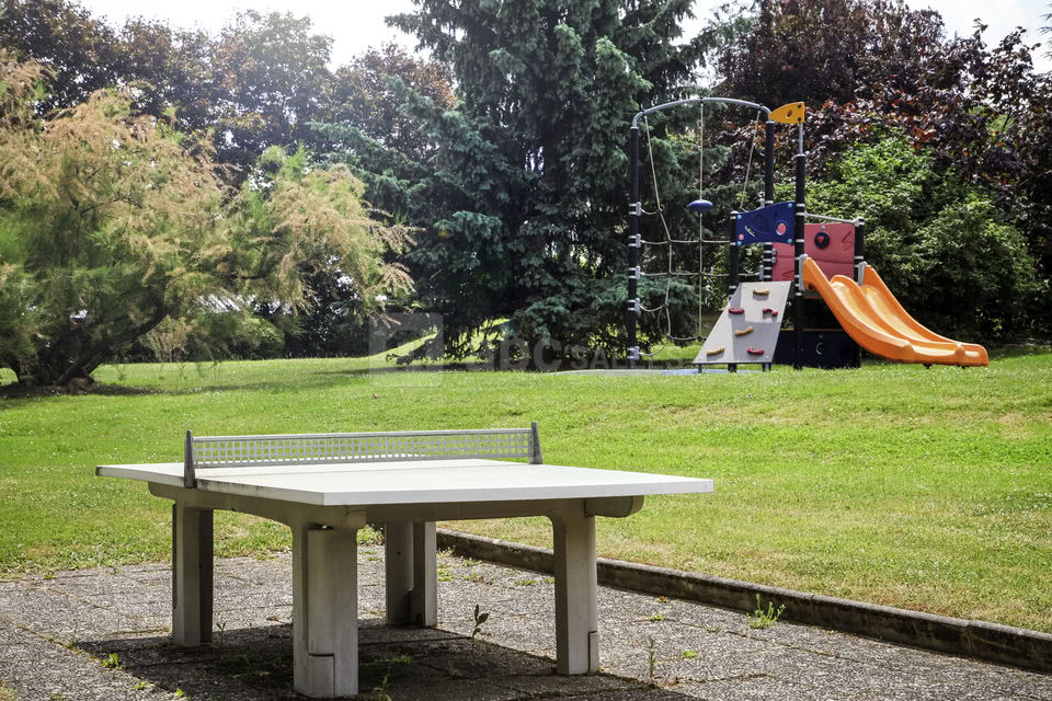 Jeux pour enfants dans le parc