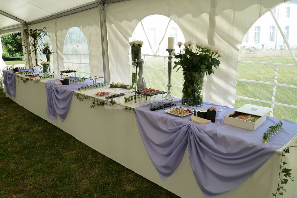 Cocktail de mariage sous chapiteau dans le parc