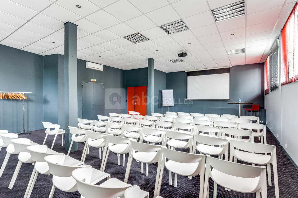 Salle en théâtre à L'Adresse
