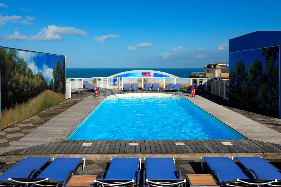 Piscine avec vue mer