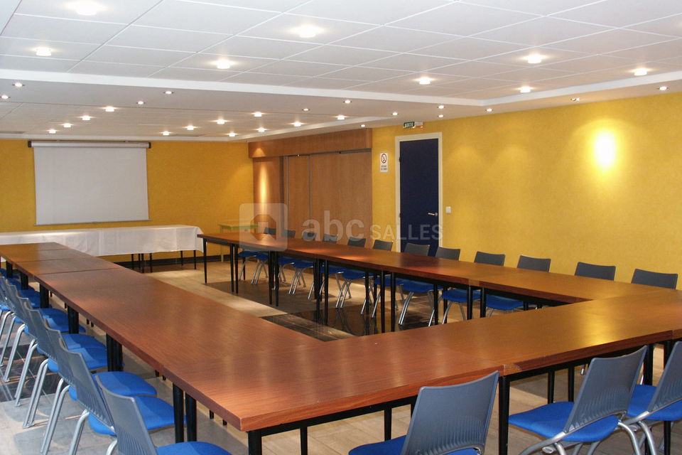 SALLE JACQUES BRUNIER EQUIPEE DE TABLES ET CHAISES