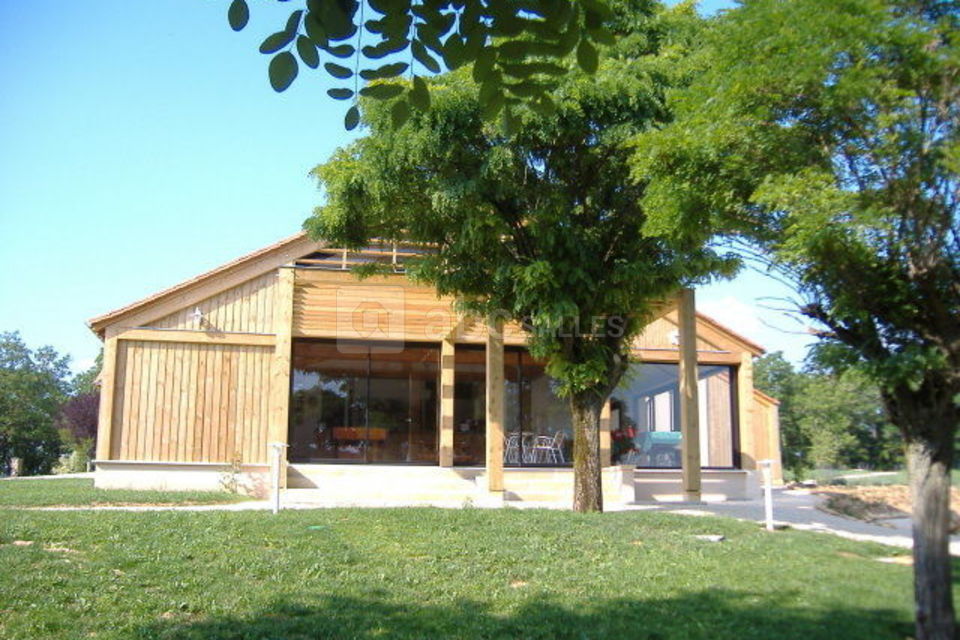 Face de la salle avec une terrasse
