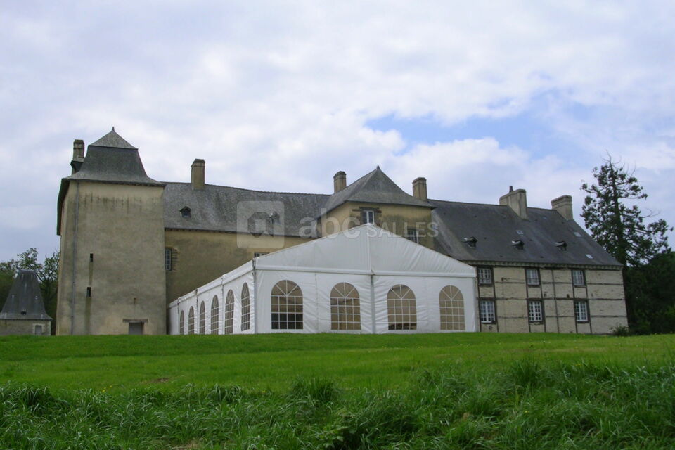 Vue arrière du château avec chapiteau