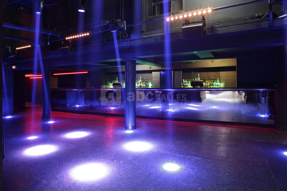 BAR (13 METRES DE LONG)