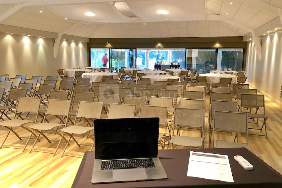 Conférence salle Ebihens vue mer