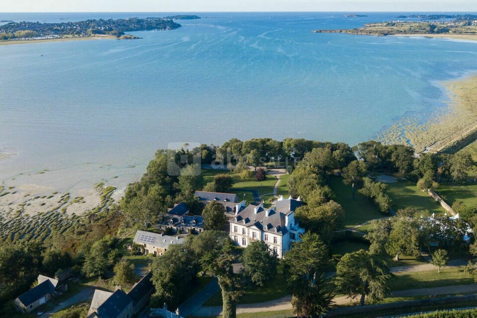 Vue de drone du Château de Beaussais - Un Jardin sur la Mer