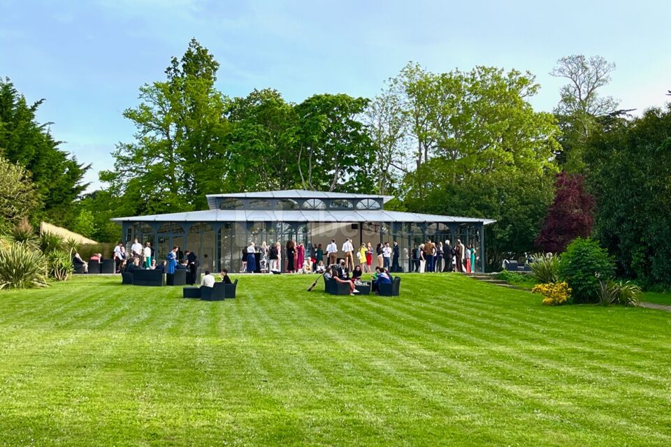Cocktail dans le parc vue mer sur la terrasse de l'Orangerie