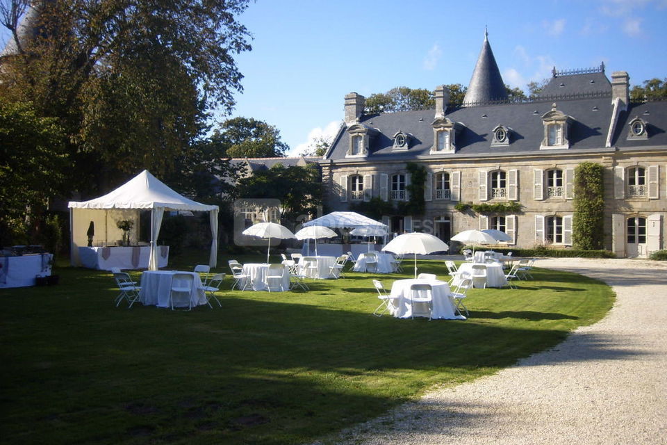 Cocktail devant le manoir