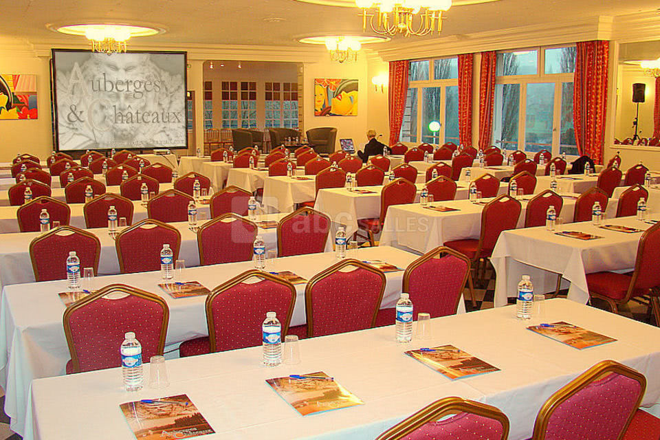 Salle de réunion en école (120 personnes)