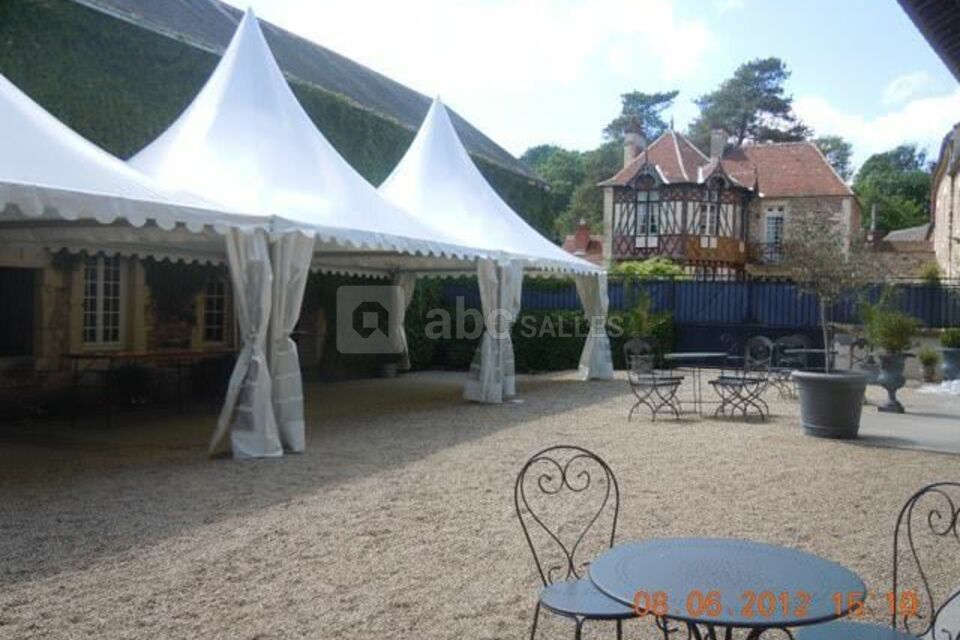 Cour intérieur avec barnum vu sur le gîte la demeure