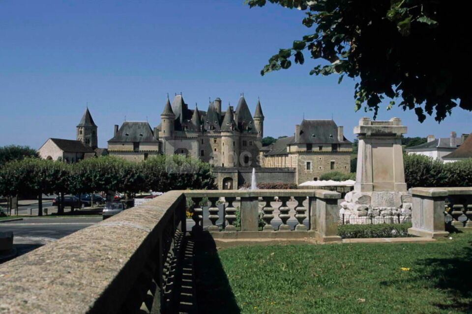 Le château et l'église vus de la place