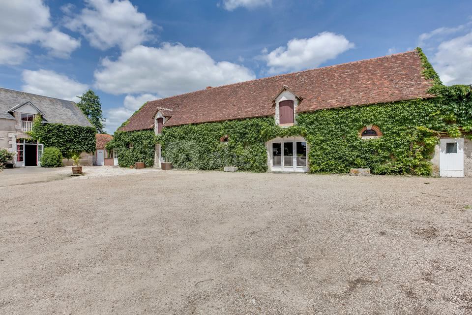 Cour de la ferme avec facade avant de la salle