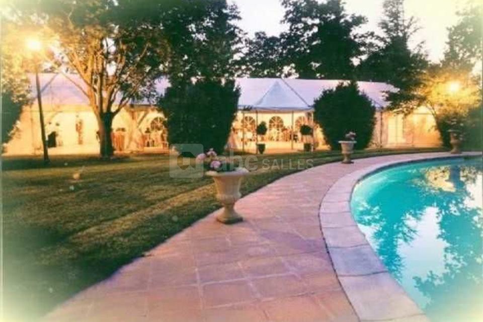 Le bassin et le chapiteau