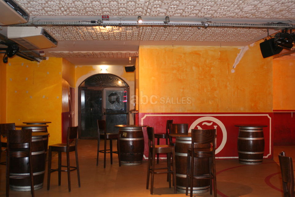 Salle du bas vers fumoir