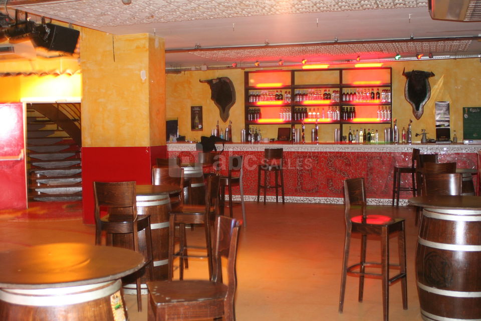 Salle du bas, bar avec tonneau