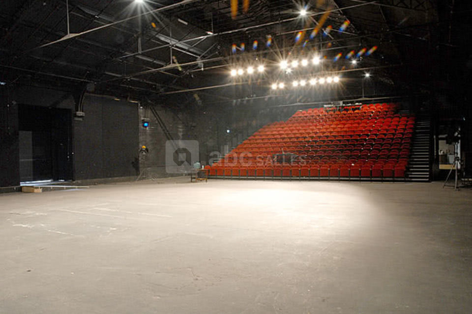 Grande salle, vue des gradins coté jardin