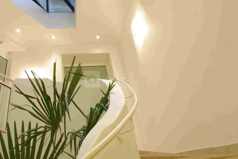 Patio déservant les 3 salles et le bureau