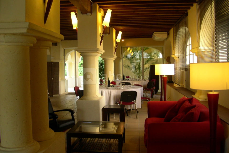 Salle sous arcades