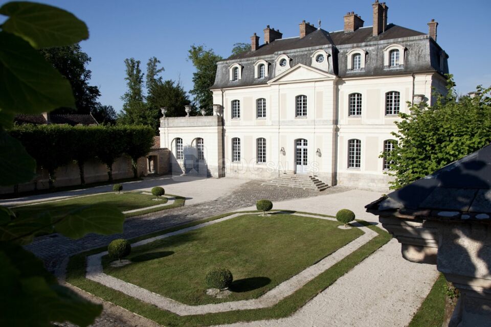 Cour d'Honneur du Château d'Aunoy