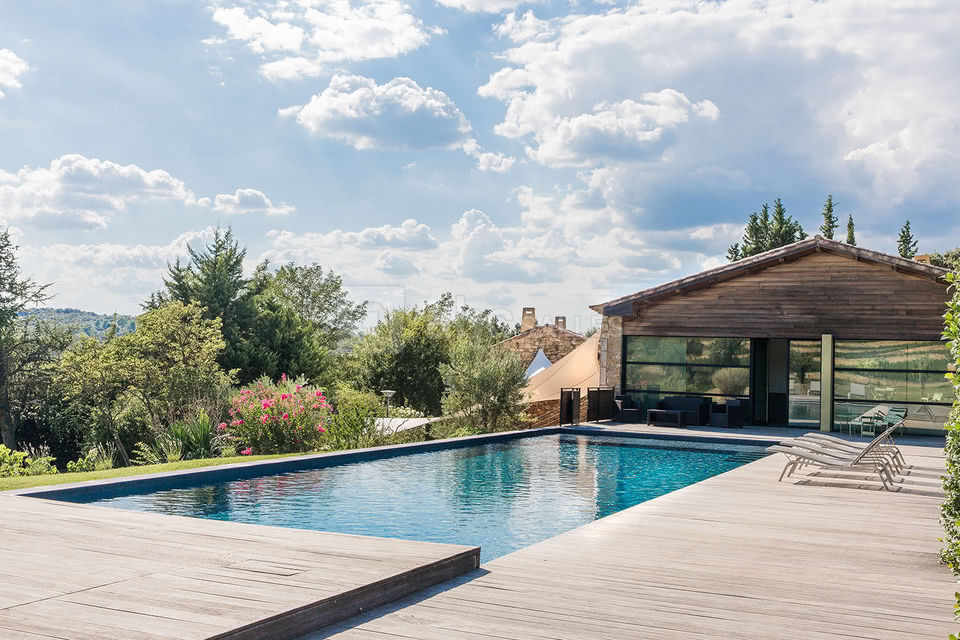 La piscine chauffée du Mas de So avec vue sur les vignes et le champs d'oliviers