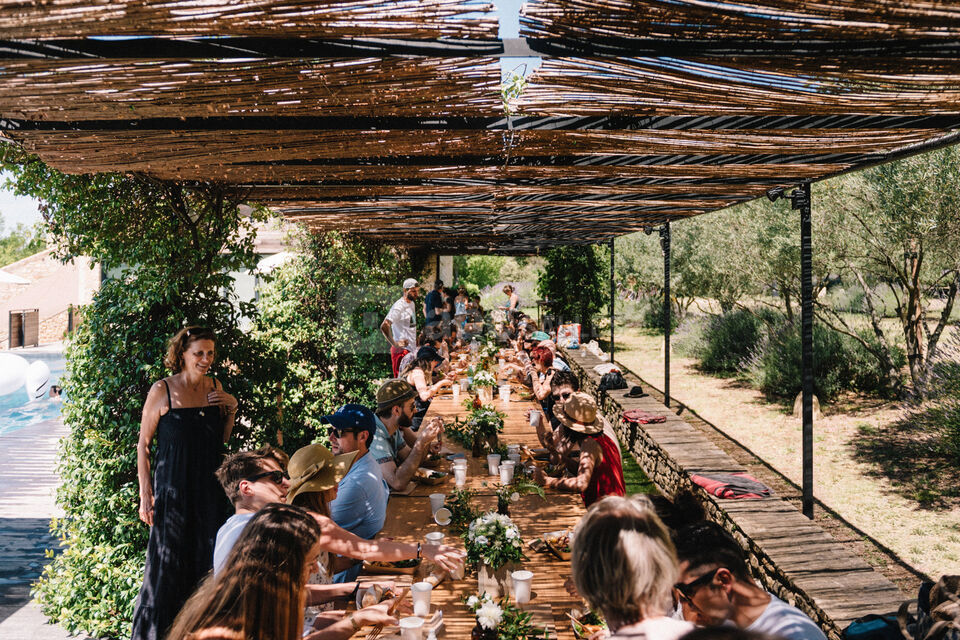 Brunch sous notre pergola de jasmins blancs, entre vignes, piscine et oliviers