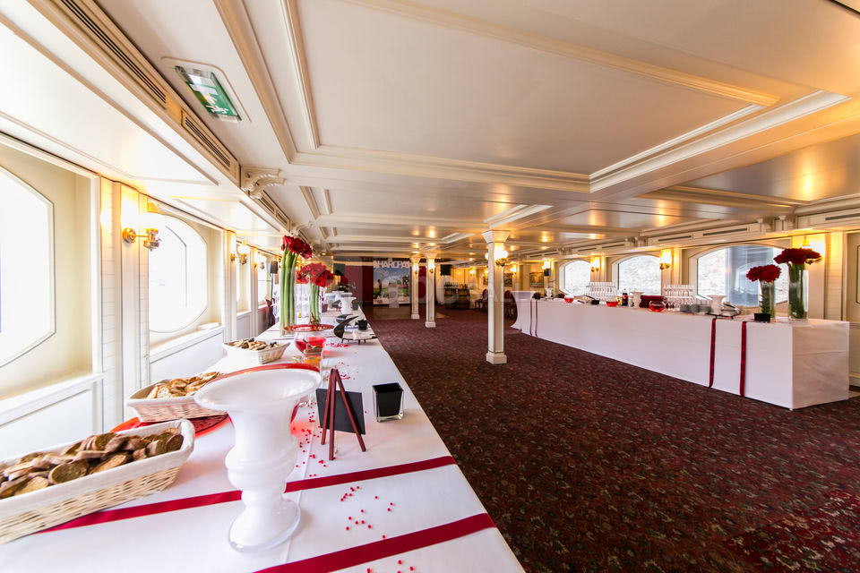 Buffets sur pont principal