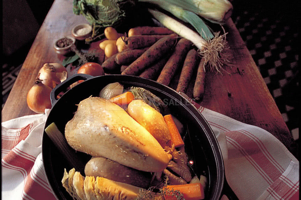 Cuisine d'autrefois servie en cocotte