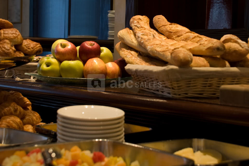 Petit-déjeuner buffet ou servi en chambre par notre room service