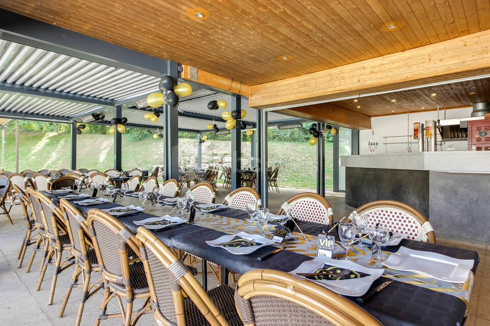 Terrasse salle/ Camping des Portes du Beaujolais