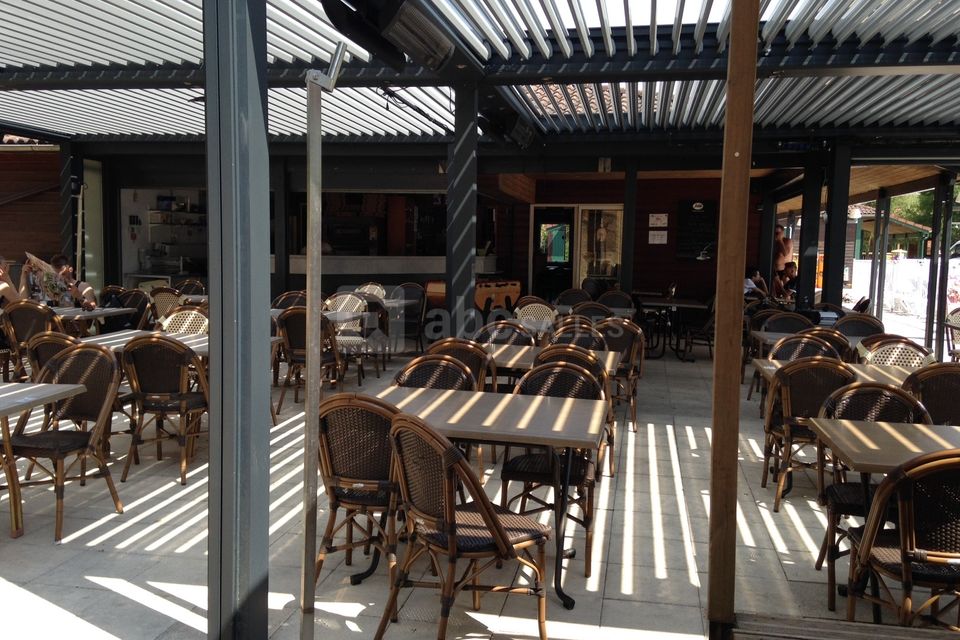 Terrasse bioclimatique salle / Camping des Portes du Beaujolais